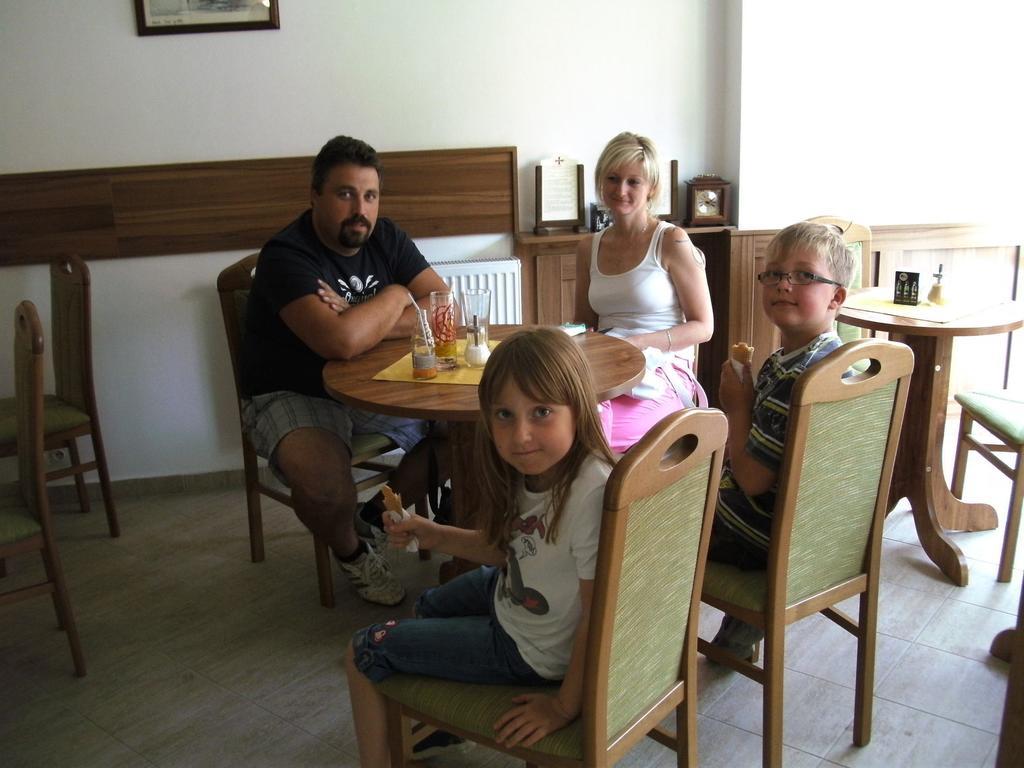 Penzion Pod Zamkem Zruc nad Sazavou Extérieur photo